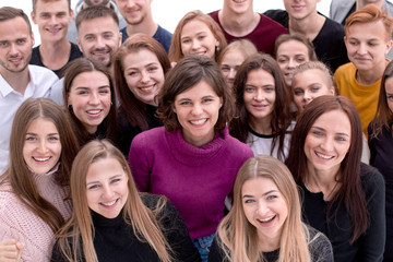 Obraz premium grupa ambitnych młodych ludzi patrząc w kamerę