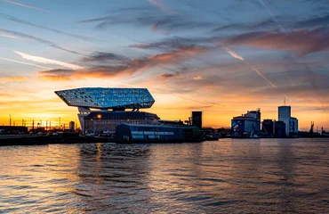 Acrylic prints Antwerp Antwerpen Hafenverwaltung bei Sonnenuntergang