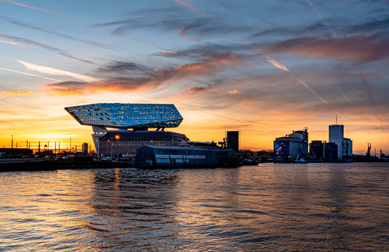 Antwerpen Hafenverwaltung bei Sonnenuntergang