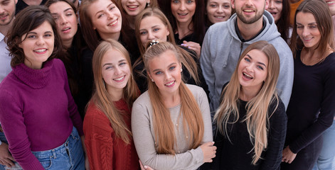 Fototapeta premium grupa różnych młodych ludzi stojących razem
