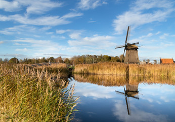 Holenderski wiatrak nad kanałem wodnym, Oudorp w Holandii Północnej
