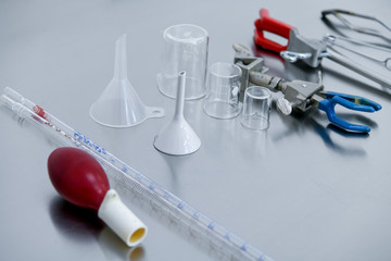 Instrumental de química en mesa de trabajo