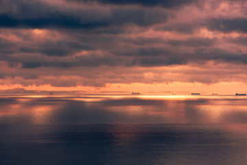 Obraz premium sunrise with beautiful clouds on the sea with ships