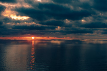 Obraz premium sunrise with beautiful clouds on the sea with ships