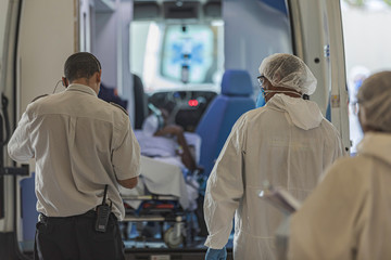 Paciente chegando ao hospital de campanha do Anhembi.