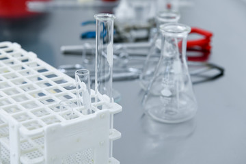 Instrumental de química en mesa de trabajo