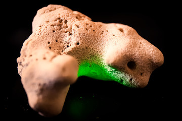 Roca mineral que con la fotografia macro hace un efecto de un asteroide viajando por el espacio.