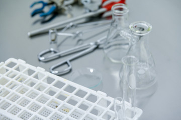 Instrumental de química en mesa de trabajo