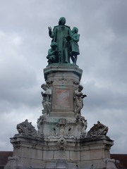Obraz premium Une statue devant École maternelle Pape Carpentier à Rouen en Normandie.