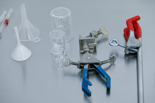 Instrumental de qu&iacute;mica en mesa de trabajo
