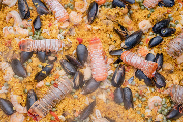 Paella de mariscos, plato con camarones, langosta, langostinos, almejas, arroz y verduras 