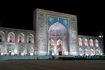 Fototapeta na wymiar The Tillya Kori Madrasah and Ulugbek madrasasi and Sherdor Madrasa on Registon square in Samarkand, Uzbekistan