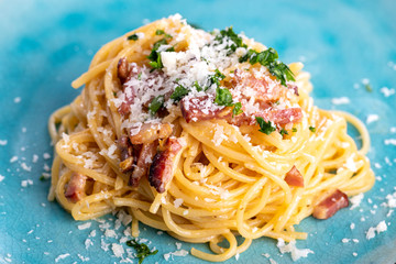 spaghetti carbonara on a blue plate