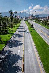 Calle 26 de la ciudad de Bogotá mirando hacia los cerros orientales de la Capital de Colombia 