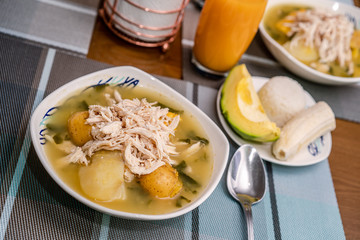 Ajiaco Santafereño, plato tipico colombiano, comida típica del interior de Colombia acompañado de jugo de mango 