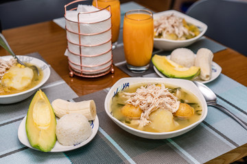 Ajiaco Santafereño, plato tipico colombiano, comida típica del interior de Colombia acompañado de jugo de mango 