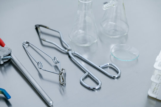 Instrumental de qu&iacute;mica en mesa de trabajo