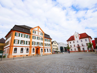 Ehingen (Donau), Deutschland: Der Marktplatz mit Rathaus und Amtsgericht