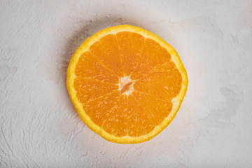 Eine geschnittene Orange auf einem weisen Hintergrund.