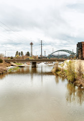 Obraz premium South Platte River surrounded by apartments and office buildings at Shoemaker Plaza in Confluence Park. Denver, Colorado