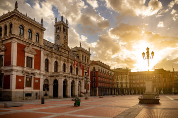 Fototapeta na wymiar Plaza mayor de Valladolid con el Ayuntamiento en España