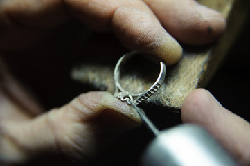 Surface treatment of jewelry rings in the manufacturing process