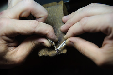 Surface treatment of jewelry rings in the manufacturing process