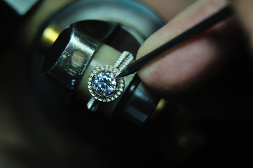 Fixing a gem into a jewelry ring during the manufacturing process