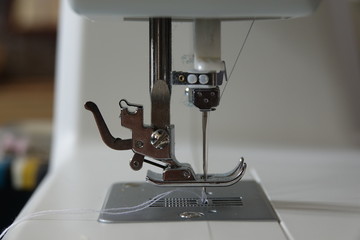 Une couturière utilisant sa machine à coudre