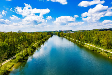 Fototapeta na wymiar Die Donau von oben | Atemberaubende Drohnenaufnahmen von der Donau