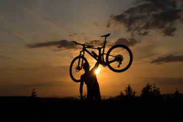 Fototapeta na wymiar Fahrrad mit Sonne im Thüringer Wald