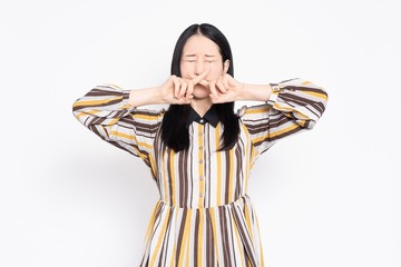 ダメのポーズをする女性