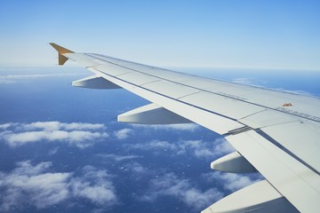 Obraz premium Cloudscape from window airplane, landscape of wing plane on a cloudy sky