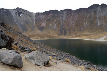 
105/5000
El Nevado de Toluca es un volc&aacute;n en el centro de M&eacute;xico dentro de cuyo cr&aacute;ter hay dos lagos: El Sol y La Luna.