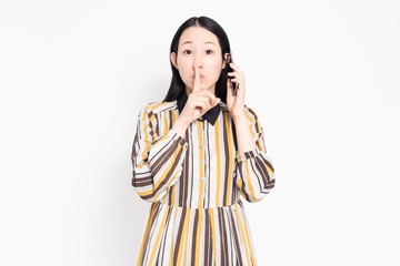 スマホを使う女性