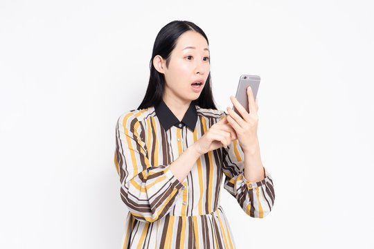 スマホを使う女性