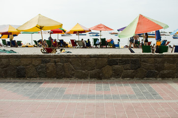 Sombrillas de colores en una playa en Paracas, Perú