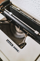 Fototapeta na wymiar antigua maquina de escribir 