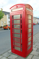 Obraz premium red telephone box suburban Setting