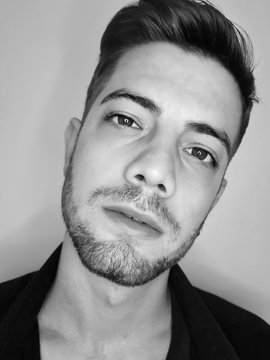 Ragazzo carino si scatta un selfie in bianco e nero
