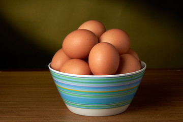 huevos en un tazón de colores