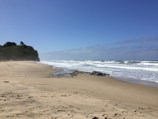 Fototapeta na wymiar Pomponio State Beach, California, USA - Big beach in Half Moon Bay along Pacific Coast Highway 1, with the crashing waves of the Pacific Ocean on the spacious sand.
