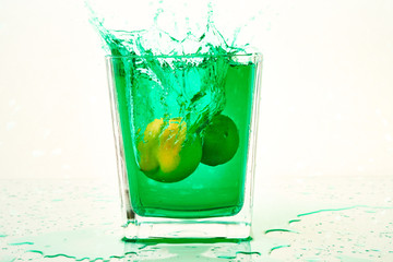Fototapeta na wymiar green cocktail splash with lemons