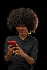 garota sorridente enviando mensagem no celular
