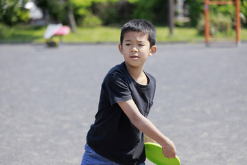 フリスビーをする小学生(5年生)