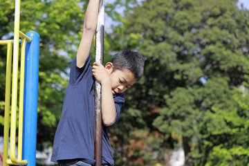 登り棒で遊ぶ小学生(5年生)