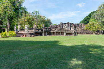 Fototapeta na wymiar Phimai Historical Park,Phimai built according to the traditional art of Khmer. Phimai Prasat Hin probably started to build during the reign of King Suryavarman 1, the16th century Buddhist tempes.
