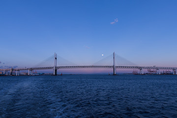 夕暮れの横浜ベイブリッジ