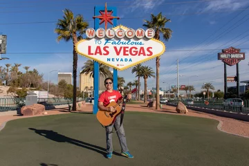 Photo sur Plexiglas Las Vegas Men in las vegas sign