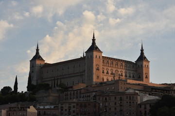 Fototapeta premium vista diurna del alcazar de toledo